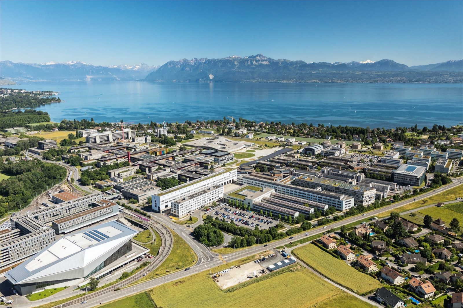 Vue aérienne du campus de l'EPFL au bord du lac Léman