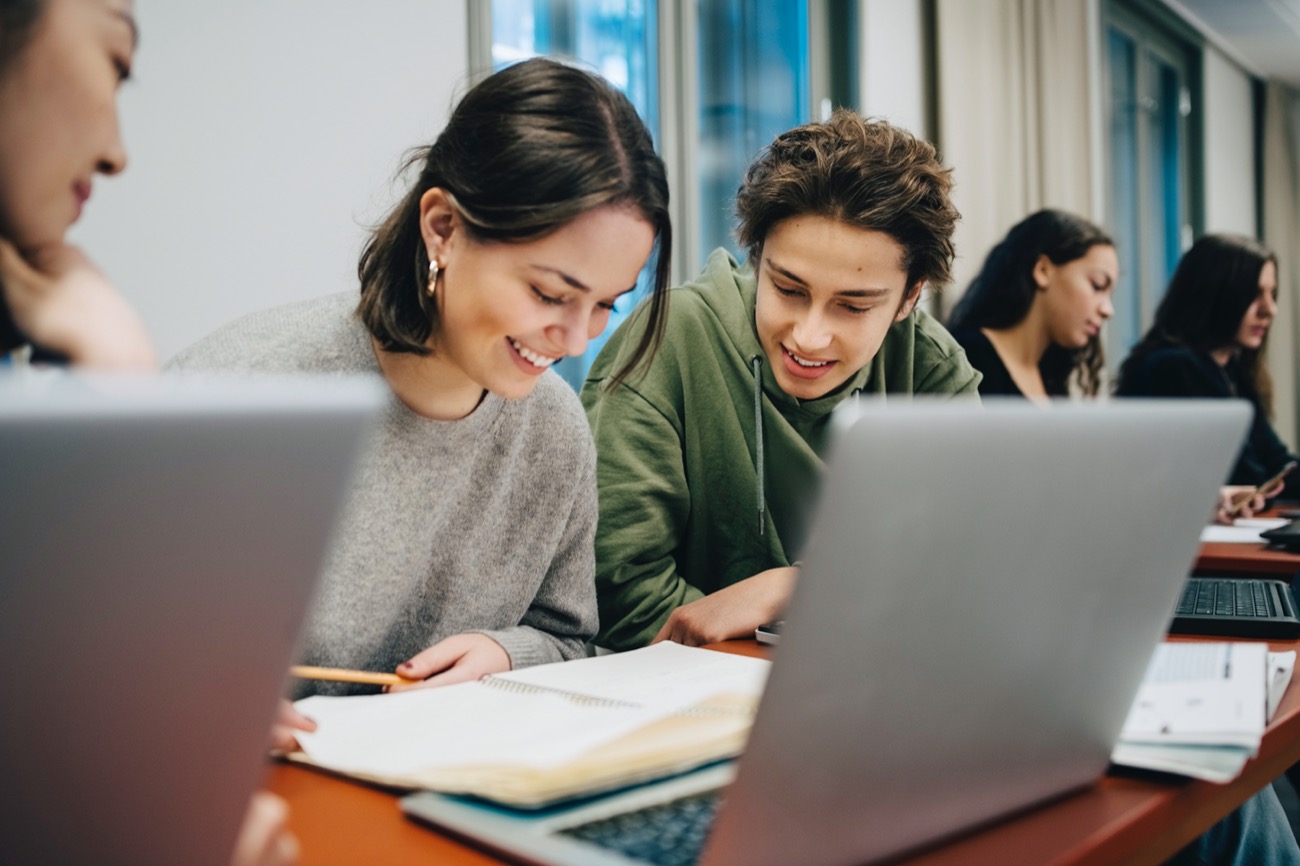 Deux étudiants travaillent ensemble sur leurs cours